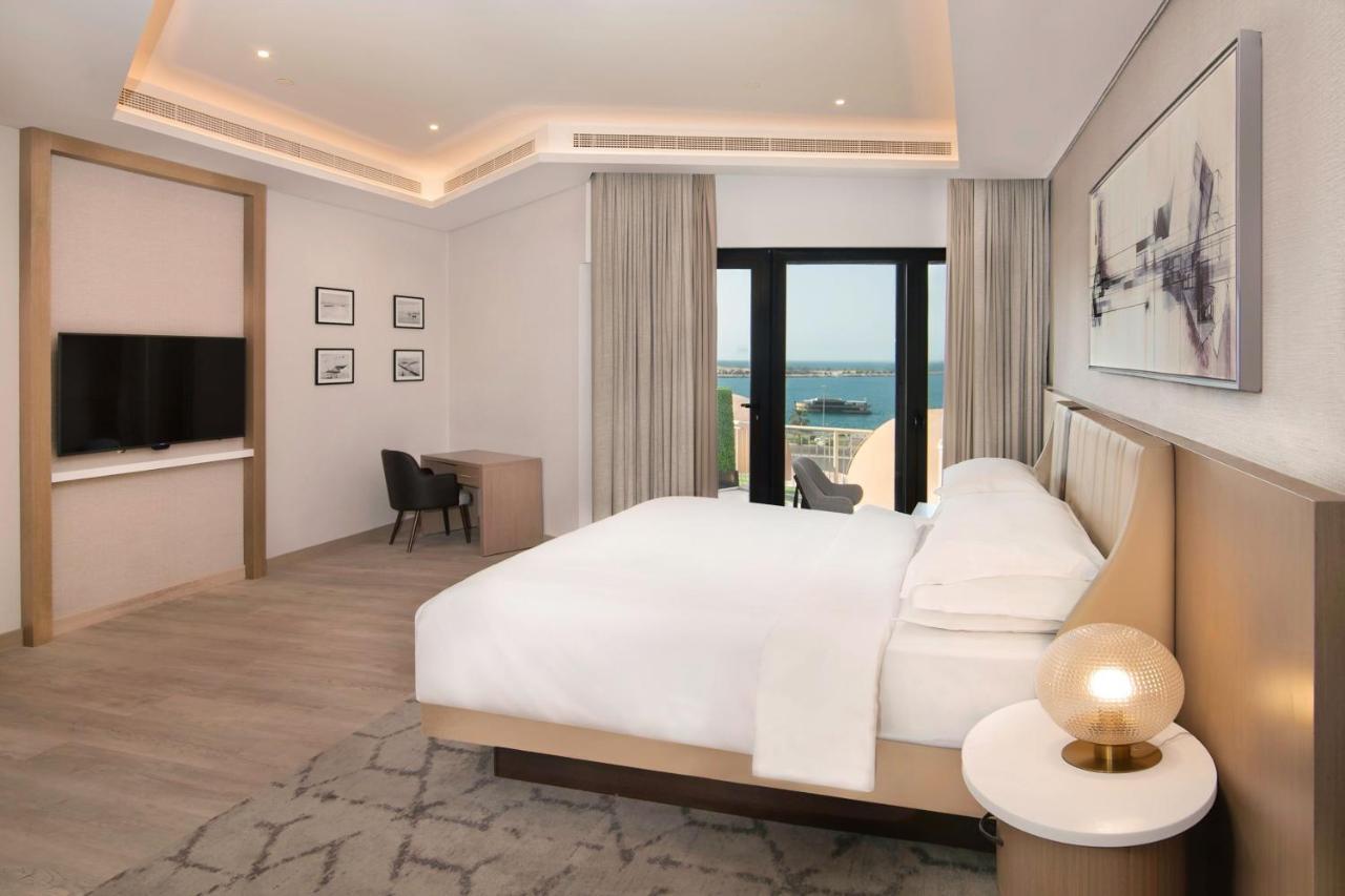Sheraton Abu Dhabi Hotel&Resort Esterno foto A bedroom at the hotel