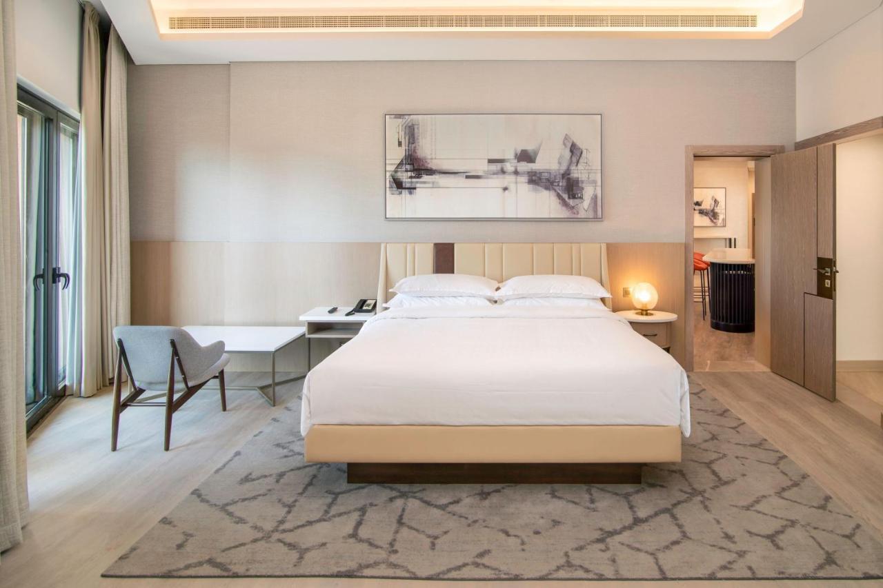Sheraton Abu Dhabi Hotel&Resort Esterno foto A bedroom at the hotel