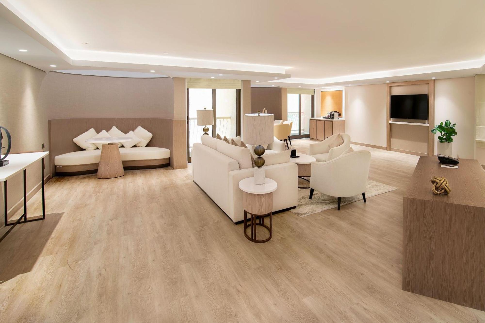 Sheraton Abu Dhabi Hotel&Resort Esterno foto A suite at the hotel