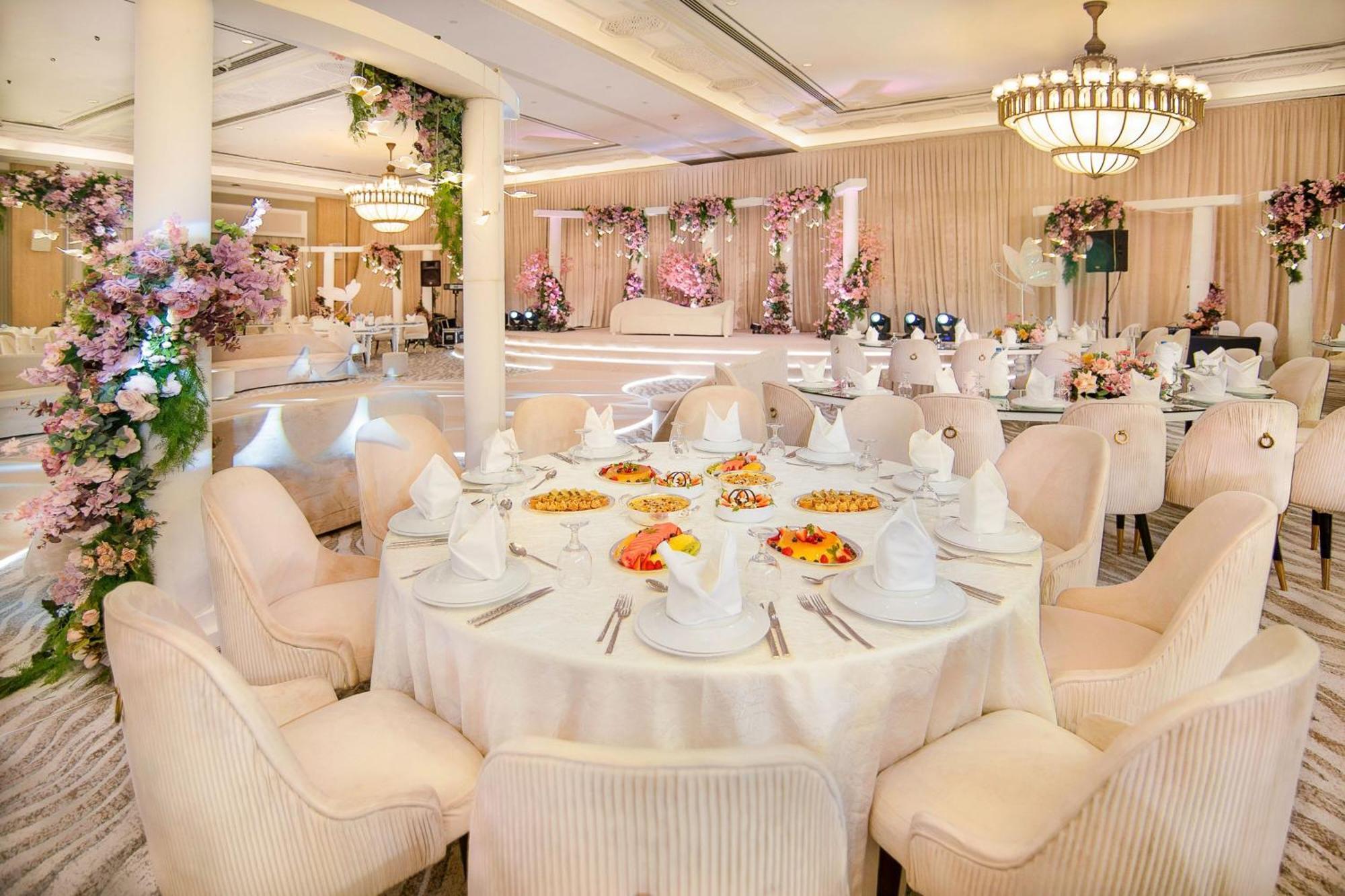 Sheraton Abu Dhabi Hotel&Resort Esterno foto Wedding reception at the Grand Hyatt Manila