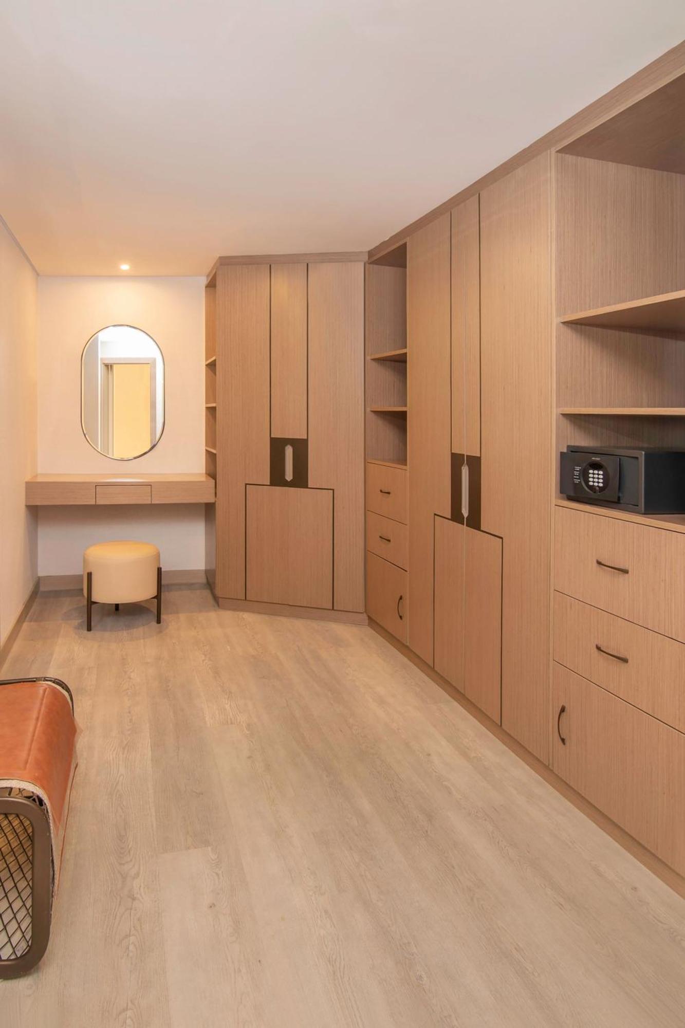 Sheraton Abu Dhabi Hotel&Resort Esterno foto A walk-in closet