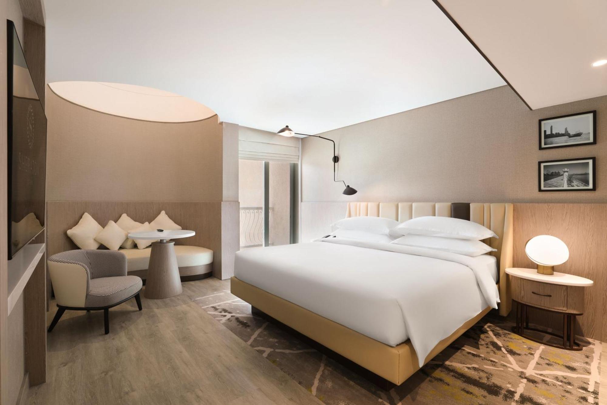 Sheraton Abu Dhabi Hotel&Resort Esterno foto A guest room at the hotel