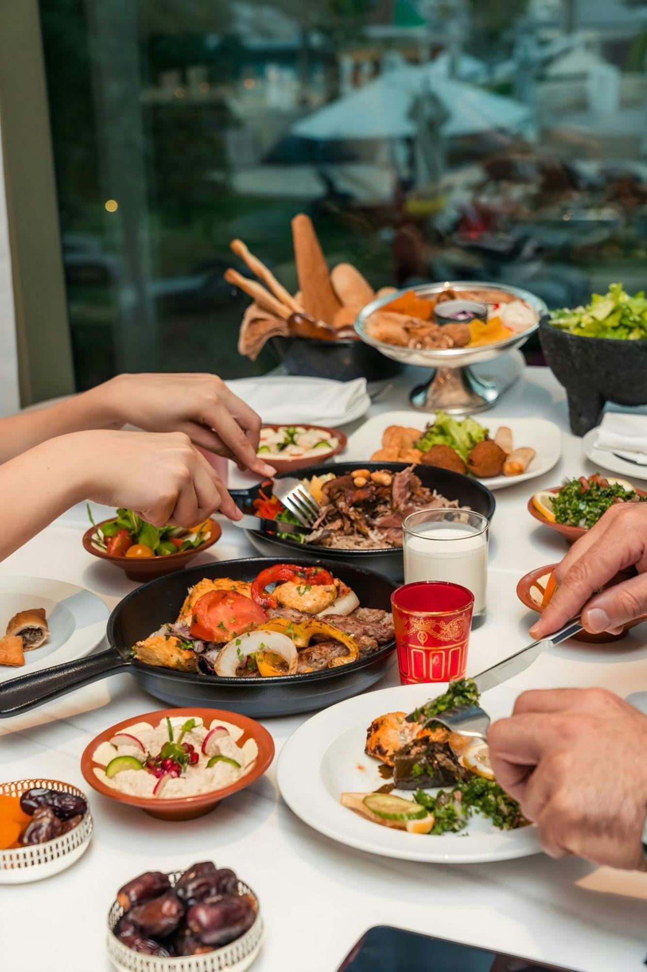 Sheraton Abu Dhabi Hotel&Resort Esterno foto A selection of Turkish cuisine